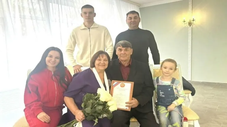 Клинцовские супруги отметили золотую свадьбу на том же УАЗе, что и полвека назад