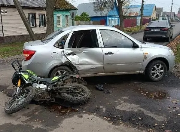 В Севске водитель LADA столкнулся с мотоциклистом, мотоциклист госпитализирован