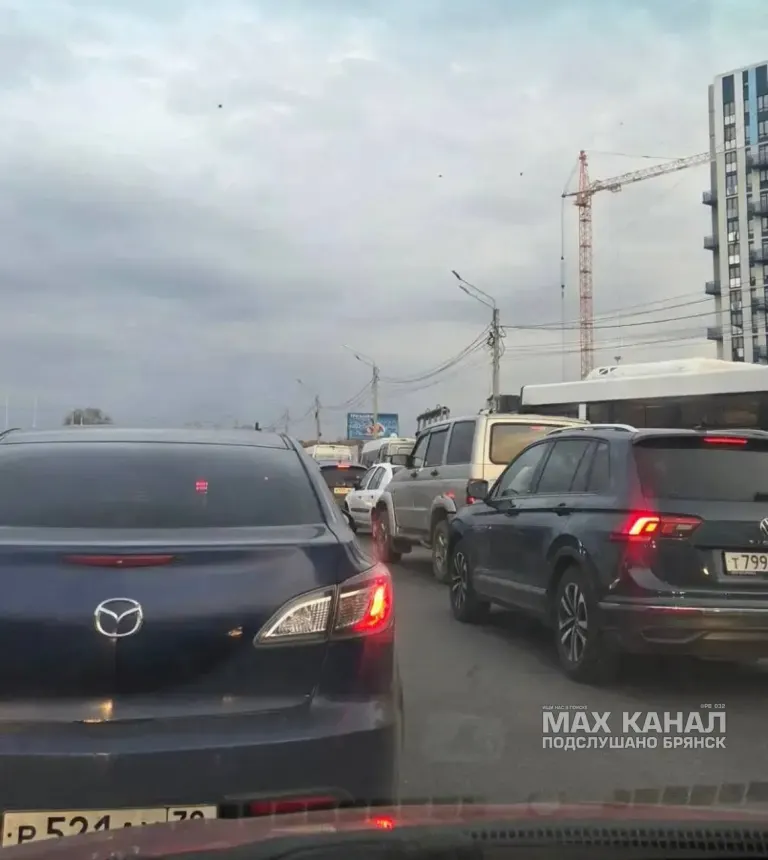 Пробки на выезде из Бежицы в Володарский район: жители просят помощь главы