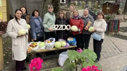 Сотрудники брянского Пенсионного фонда накормили животных зоопарка фруктами и овощами