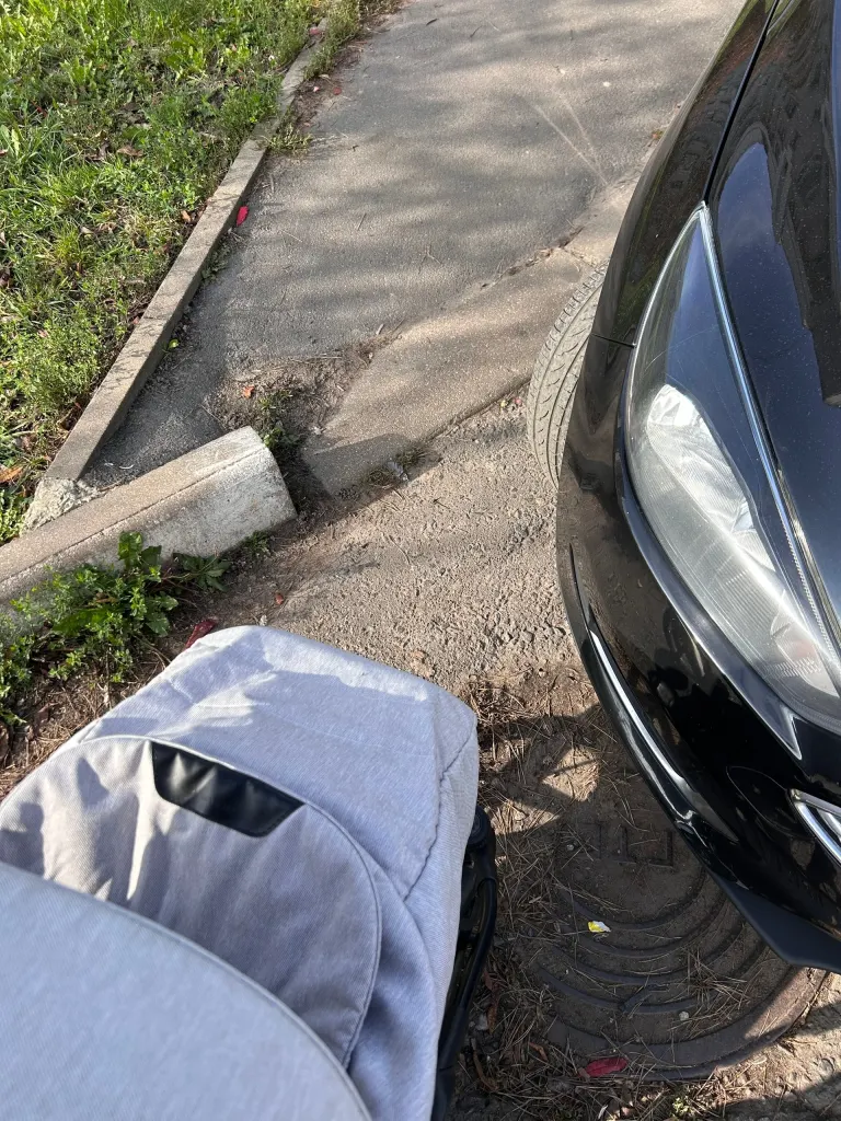 Припаркованный автомобиль на пандусе для инвалидов