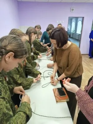Участники семинара во время экскурсии по школе