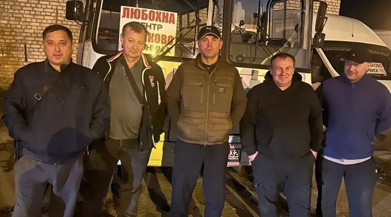 В Дятькове пассажиры благодарят водителей к Дню автомобилиста
