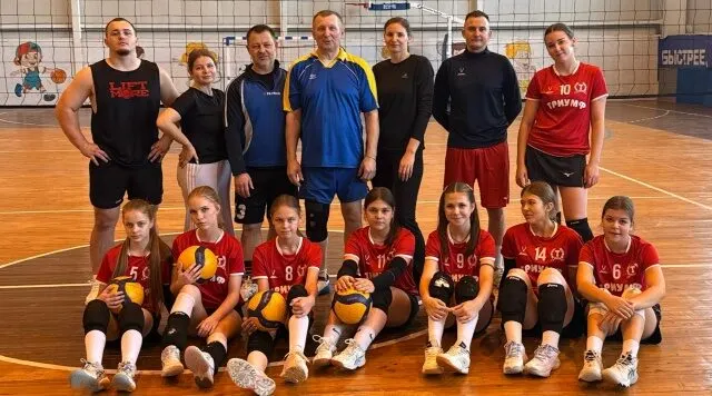 В суражской спортивной школе «Триумф» тренеры сыграли с воспитанницами в волейбол