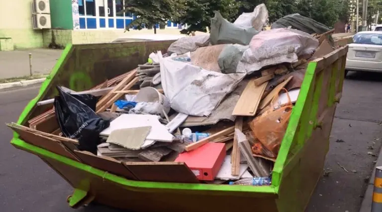 В Навле закрыта контейнерная площадка на улице Полевой