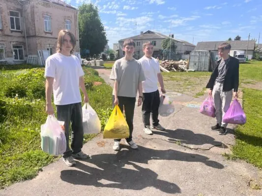 Комаричские школьники собрали макулатуру во Всероссийской акции «Бум батл»