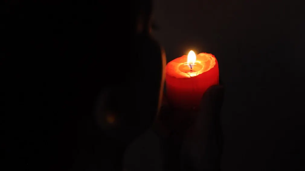Горящая свеча в память о погибших