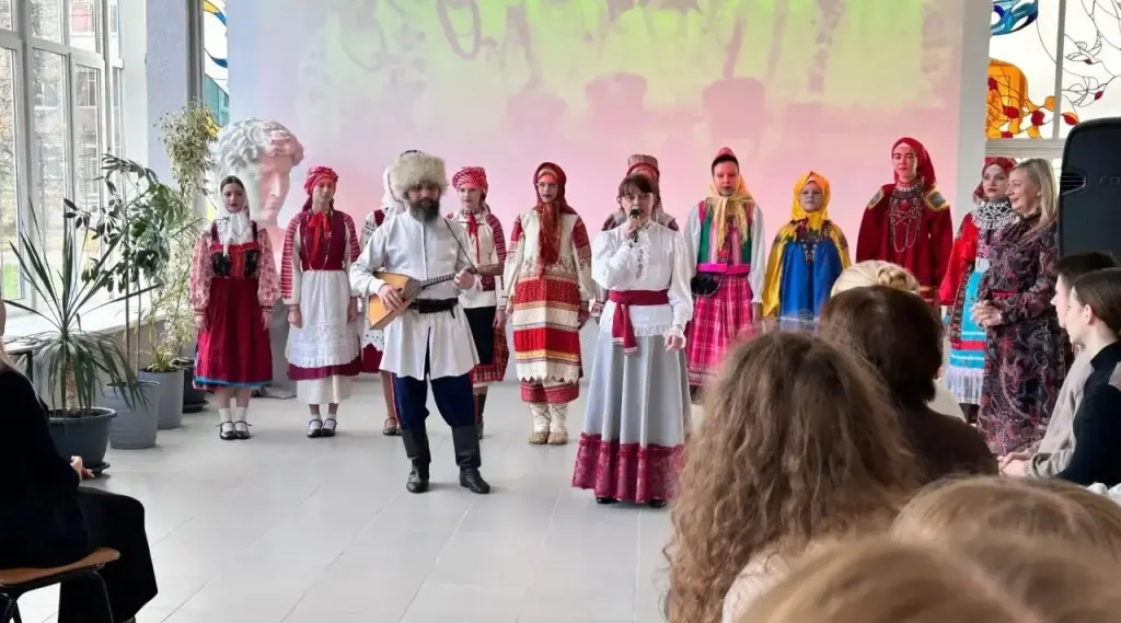 Концерт народной музыки в традиционных костюмах