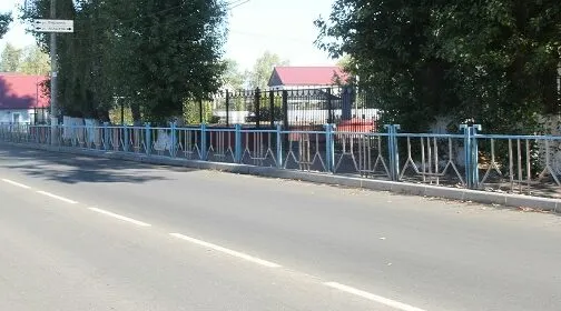 Отремонтированная дорога с металлическим ограждением