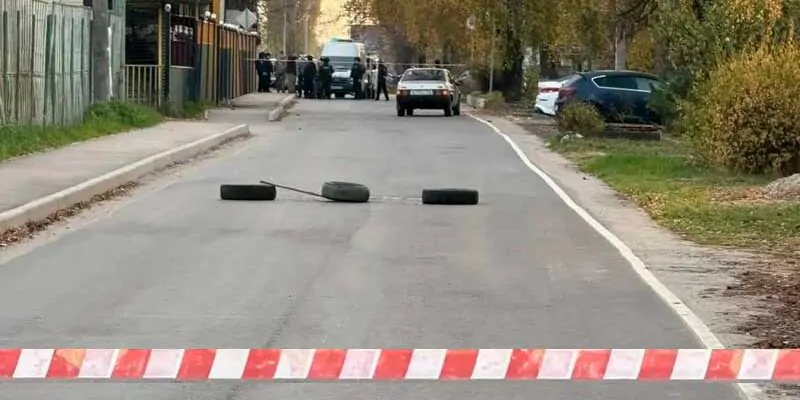 Перекрытая улица с блокпостом и спецслужбами